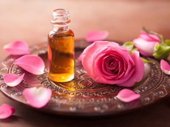 گلاب کا تیل جلد کے خلیوں کی تجدید کے لیے خاص طور پر فائدہ مند ثابت ہو سکتا ہے۔